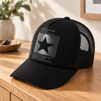 Gorra Negra Trucker Estrella Unisex en ambiente de hogar — Vendalia