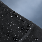 Detalle del material negro del impermeable con gotas de agua — Vendalia