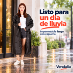 Impermeable largo negro con capucha, vista frontal en uso — Vendalia