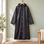 Impermeable largo con capucha unisex en ambiente de hogar — Vendalia