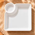 Plato blanco con compartimento para salsas — vista de detalle y uso