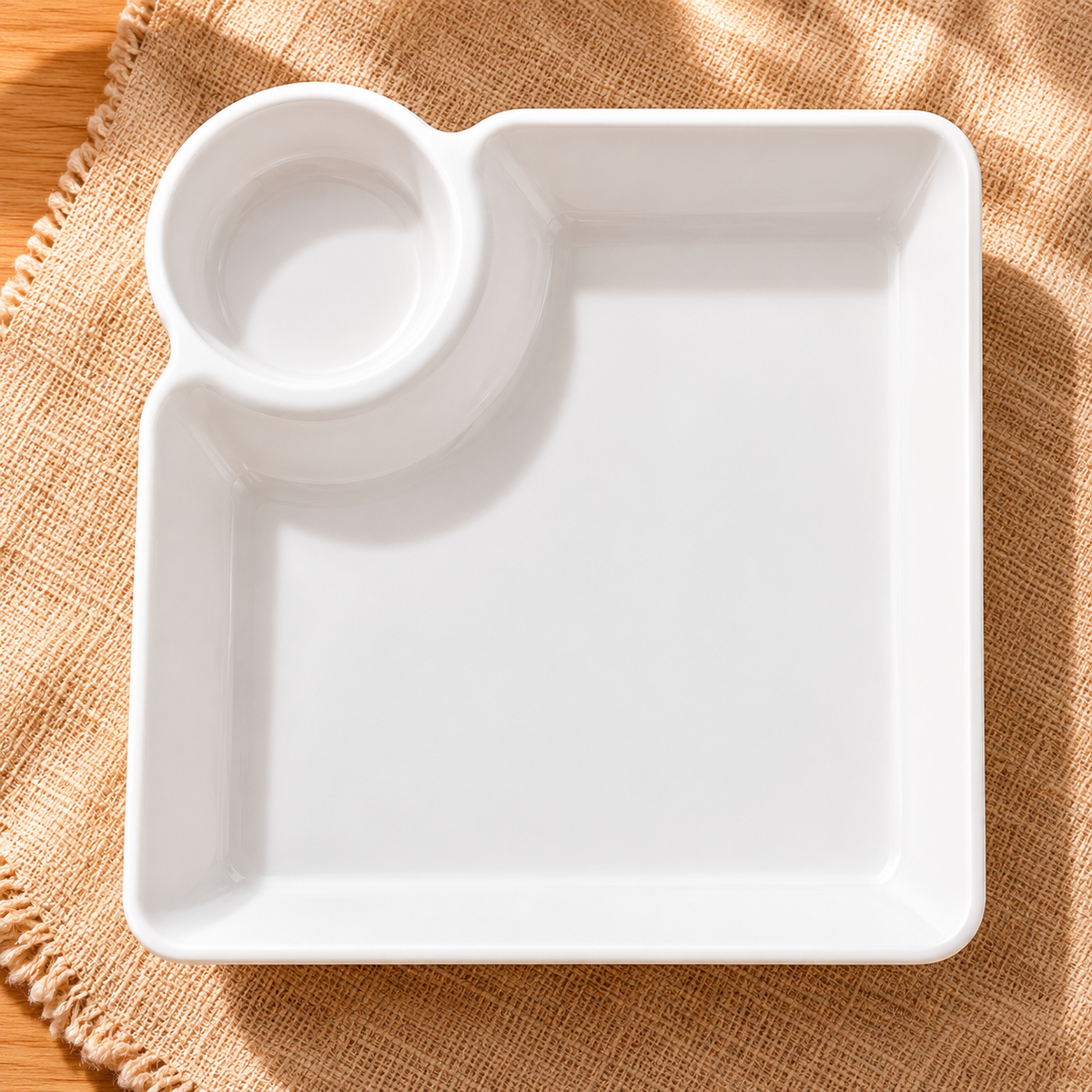 Plato blanco con compartimento para salsas — vista de detalle y uso
