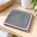 Pack de 10 paños de Microfibra Súper Absorbente 25x25 cm en ambiente de hogar — Vendalia. La fotografía muestra el detalle de un paño; la presentación de venta es el paquete de 10 paños de 25 × 25 cm.