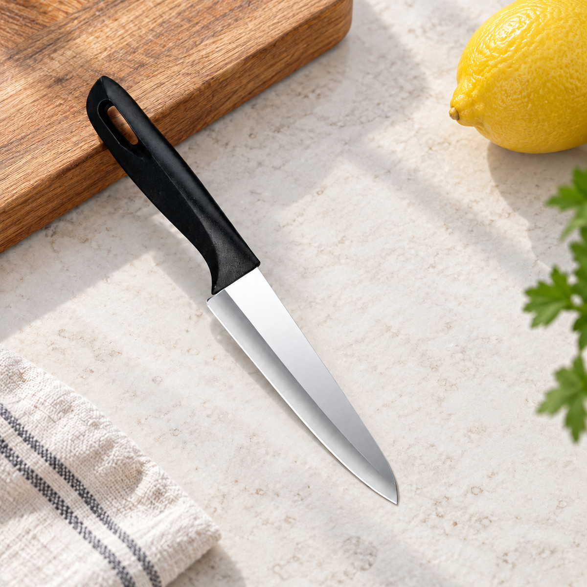 Cuchillo de cocina con funda protectora en ambiente de uso