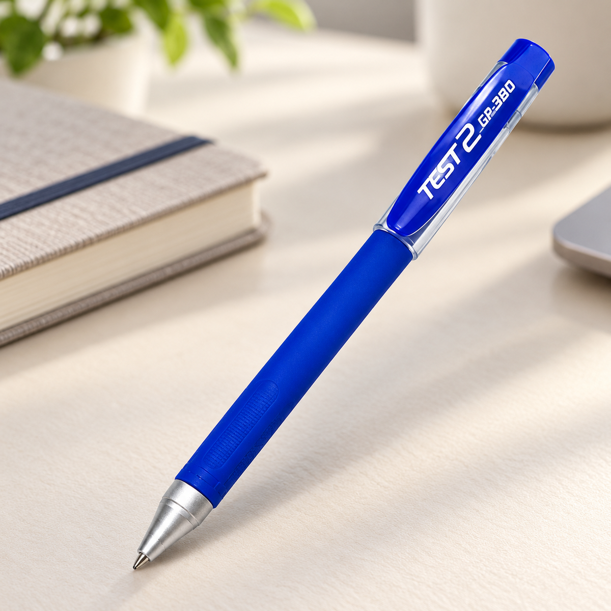 Pluma de Gel Azul GP-380 · Paquete de 10 piezas en ambiente de hogar — Vendalia. La fotografía muestra el detalle de una pluma; la presentación de venta es el paquete de 10 piezas.