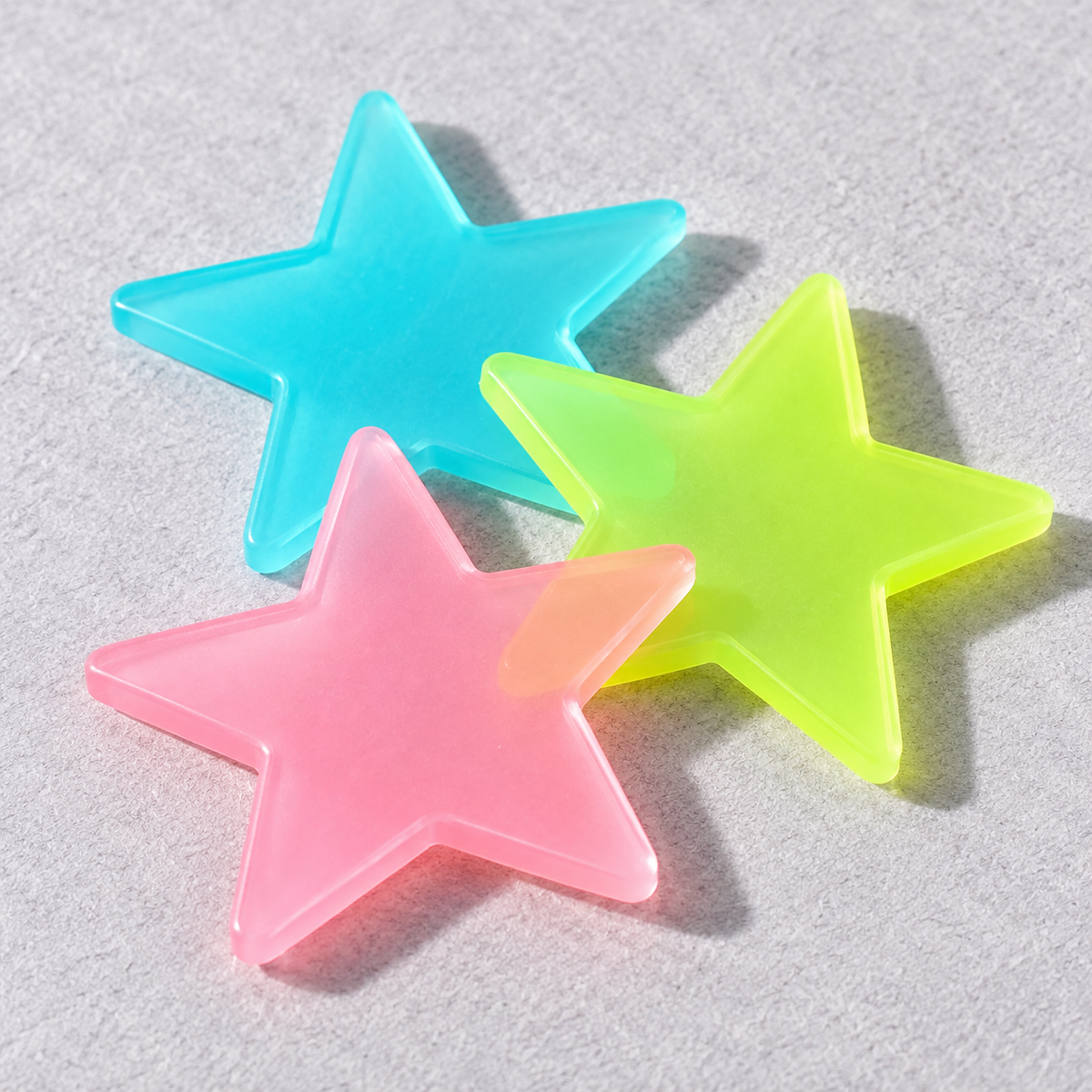 Detalle de estrellas decorativas de plástico de colores