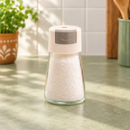 Frasco dosificador de especias en cocina verde