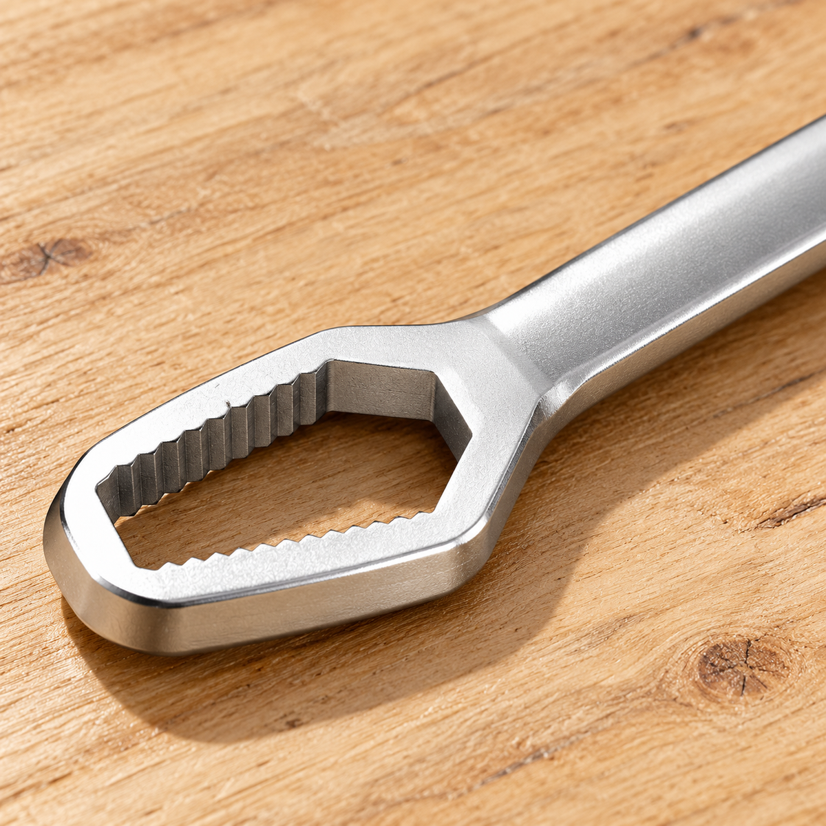 Llave universal plateada de doble boca — detalle del producto