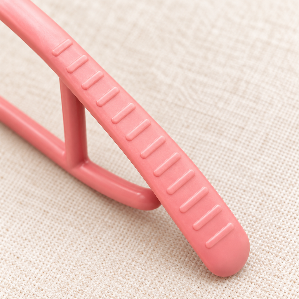 Detalle de la textura del gancho organizador rosa