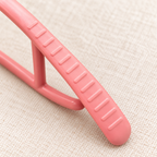 Detalle de la textura del gancho organizador rosa