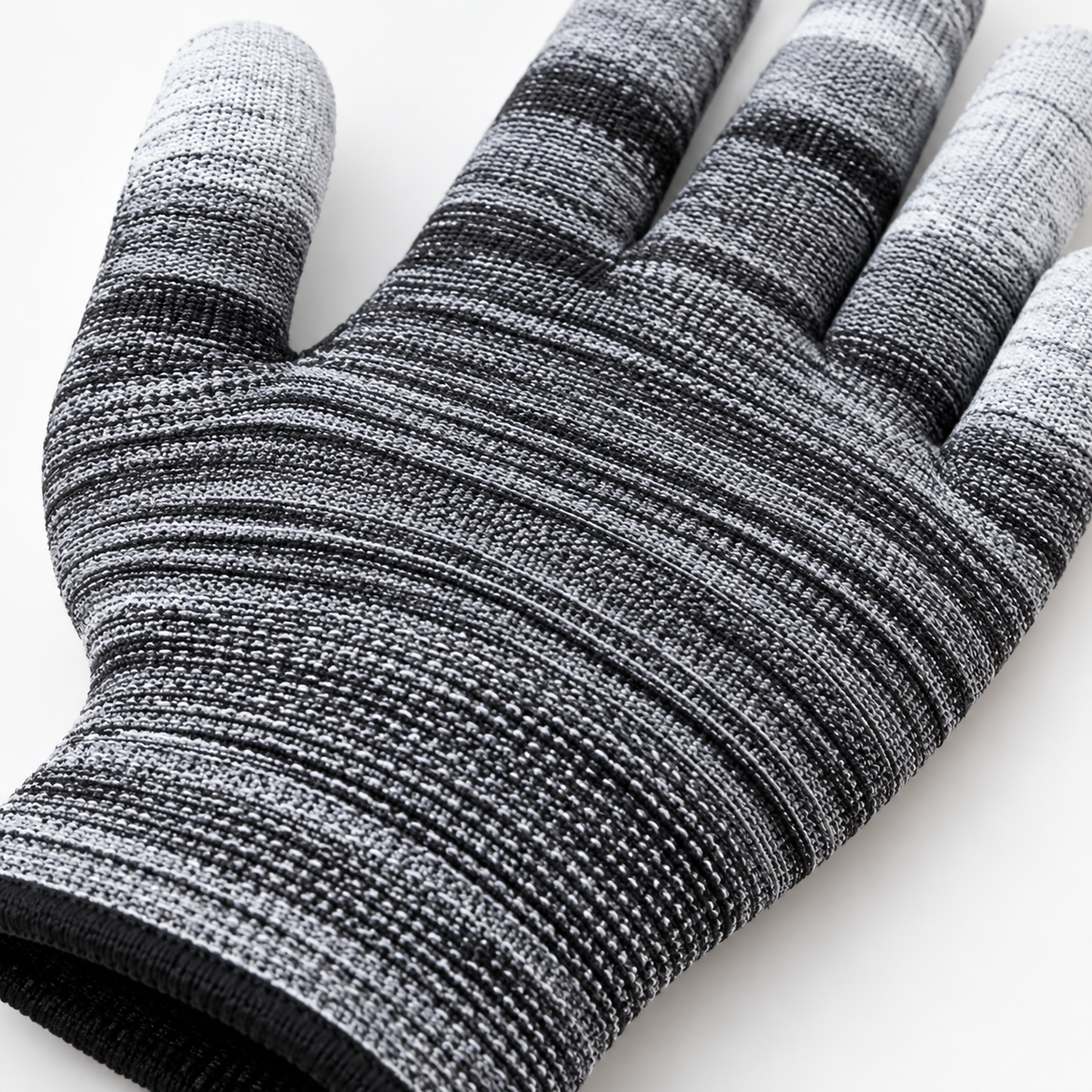 Guantes tejidos, ejemplo en gris — detalle. Color enviado al azar.