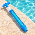 Lanzador de agua extensible azul en ambiente de piscina — Vendalia. Se entrega una pieza en color surtido al azar, según disponibilidad.