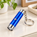 Mini linterna ultravioleta en ambiente de hogar — Vendalia. La fotografía muestra un ejemplo en azul; el color se envía al azar según disponibilidad del proveedor.