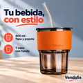 Vaso de vidrio de 400 ml con tapa, popote y funda naranja — Vendalia