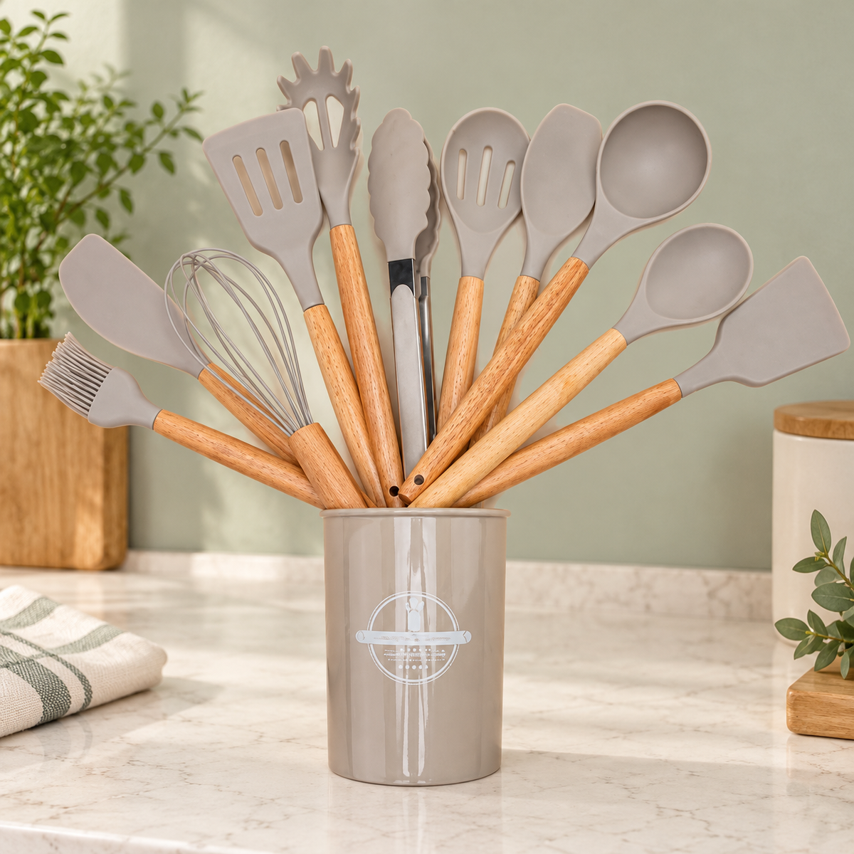 Set de Utensilios de Cocina de Silicón con Mango de Madera en ambiente de hogar — Vendalia