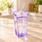 Vaso de Vidrio en Forma de Estrella con Tapa y Popote morado · fotografía ambientada de Vendalia · SKU 51467