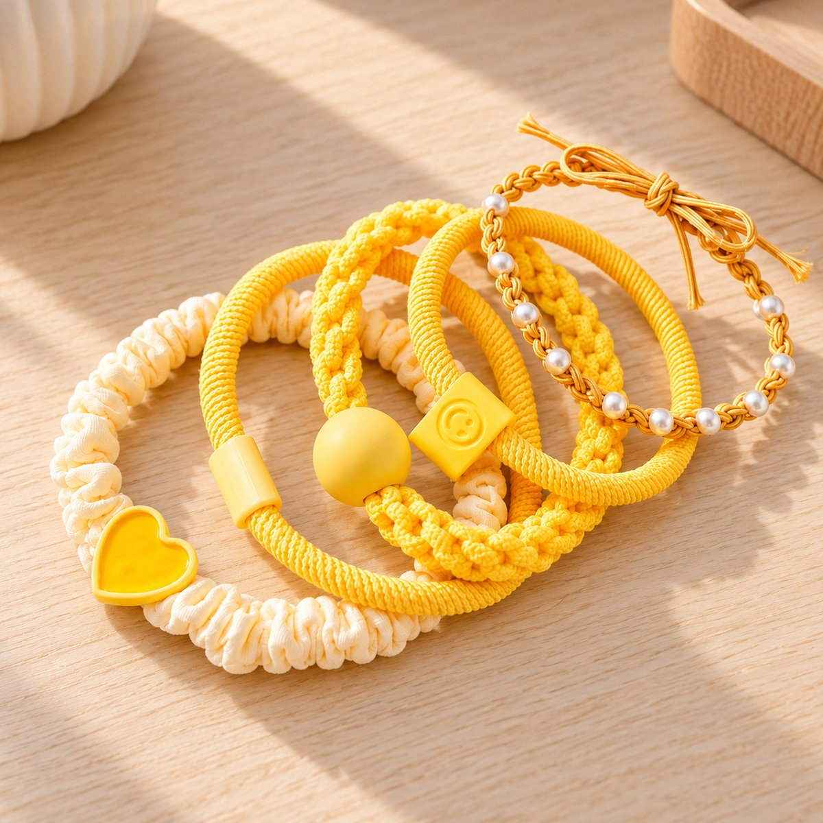 Ligas para Cabello Estilo Coreano amarillas en ambiente de hogar — Vendalia
