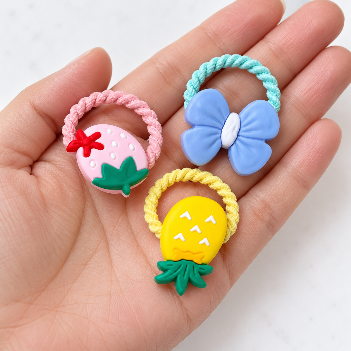 Set de Ligas y Accesorios para el Cabello — vista de detalle. Muestra de diseños; el surtido puede variar.