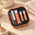 Set de manicura con estuche elegante en ambiente de hogar — Vendalia