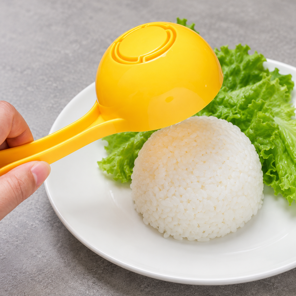Molde amarillo levantado después de dar forma al arroz.