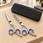 Kit de Peluquería Profesional en ambiente de hogar — Vendalia. Fotografía de detalle de las tijeras de corte, las tijeras de entresacar y el estuche; no muestra todos los accesorios del kit.
