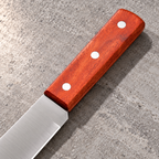 Acercamiento del mango de madera con tres remaches del cuchillo.