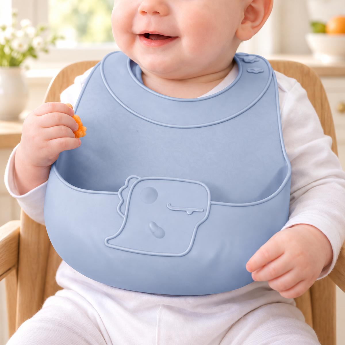 Babero Infantil de Silicona Azul; accesorios de ambientación no incluidos