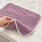 Toalla de microfibra lila con orilla blanca — Vista de detalle.