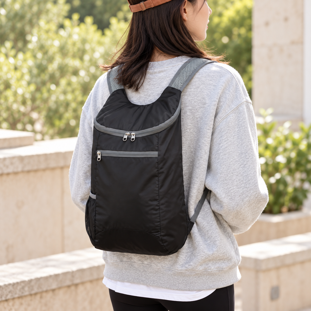 Mochila plegable negra — vista en uso