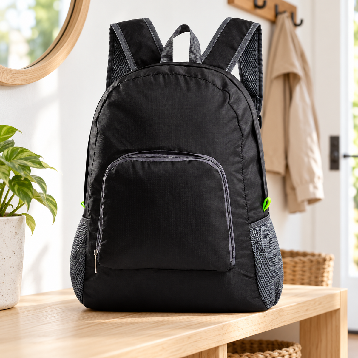 Mochila Plegable Compacta negra en ambiente de hogar — Vendalia