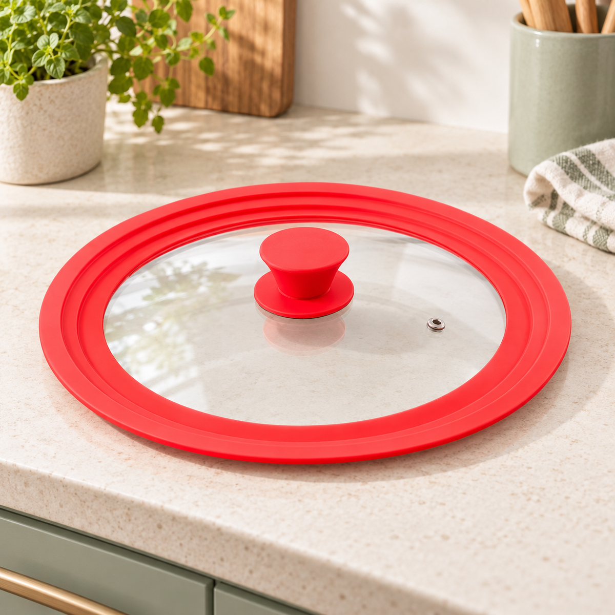 Tapa Universal de Vidrio con Borde de Silicón Roja 24, 26 y 28 cm · fotografía ambientada de Vendalia · SKU 53061