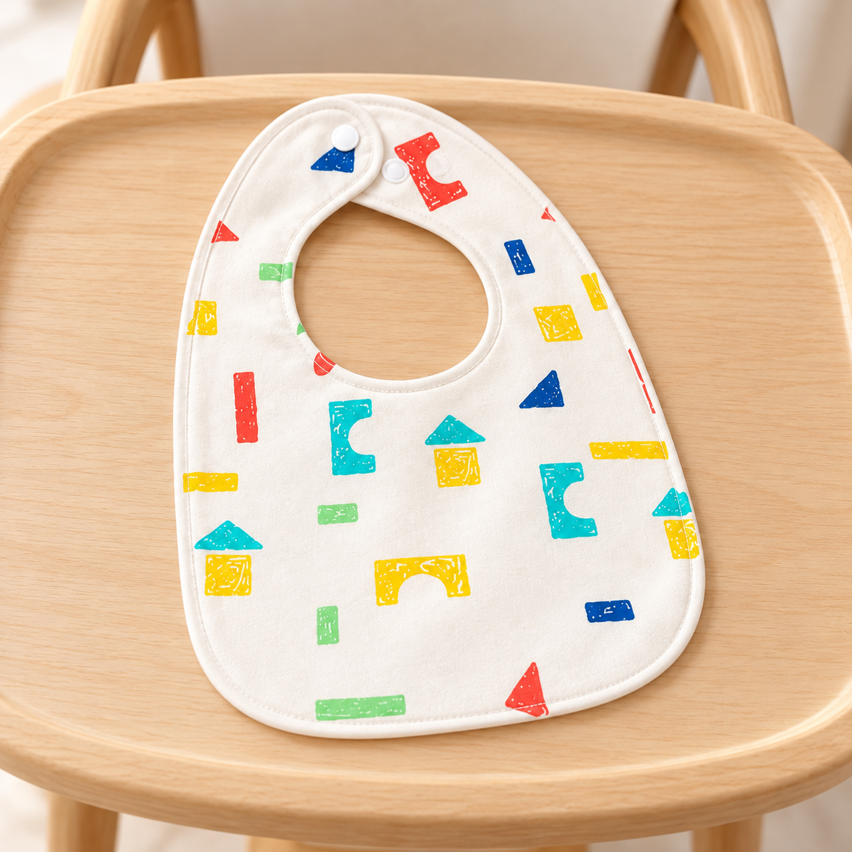 Babero Infantil con Figuras Geométricas en ambiente Vendalia