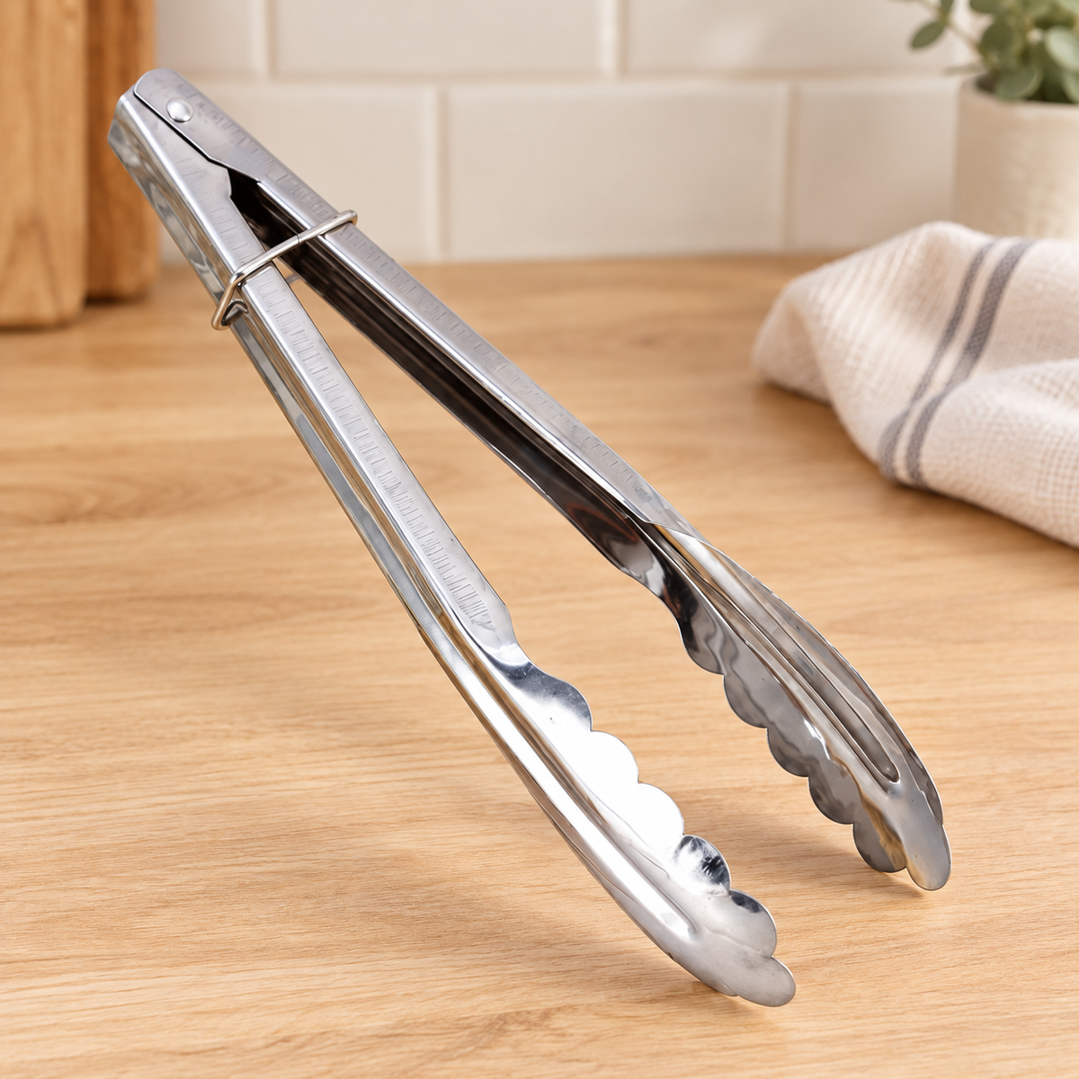 Pinzas de Cocina de Acero Inoxidable 29 cm en ambiente de hogar — Vendalia