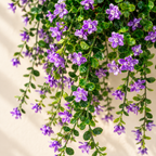 Detalle de flores moradas y follaje de la planta artificial colgante