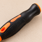Detalle del agarre negro y naranja del desarmador de precisión
