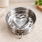 Juego de moldes para Huevo en Forma de Corazón en ambiente de hogar — Vendalia. La fotografía muestra el detalle de uno de los moldes del juego.