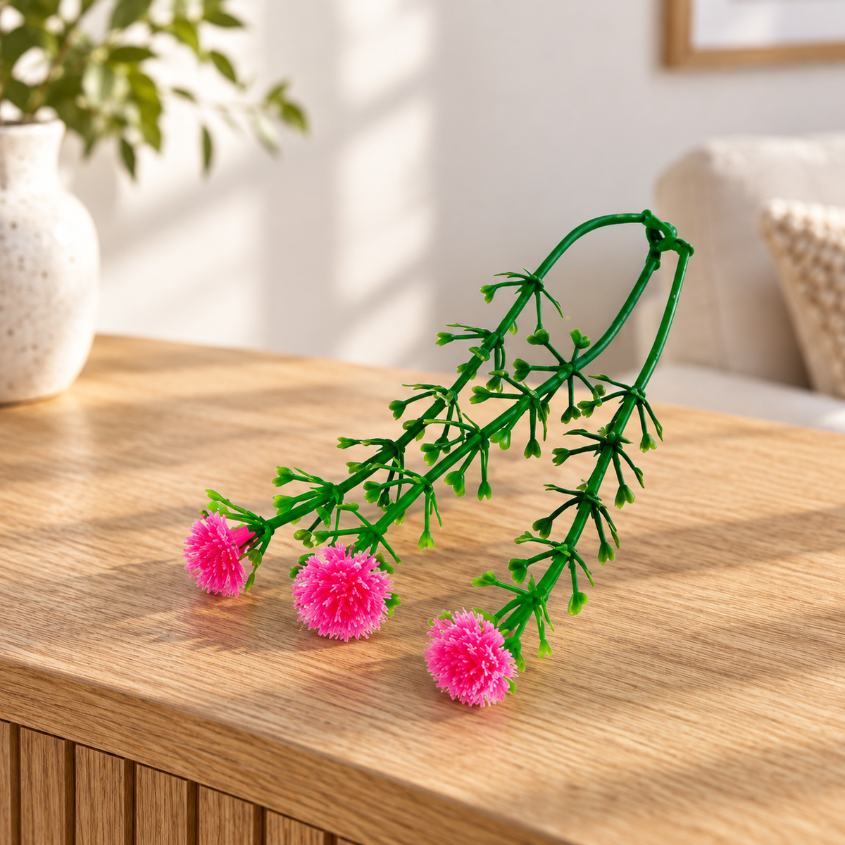 Ramillete de flores artificiales rosas en ambiente de uso