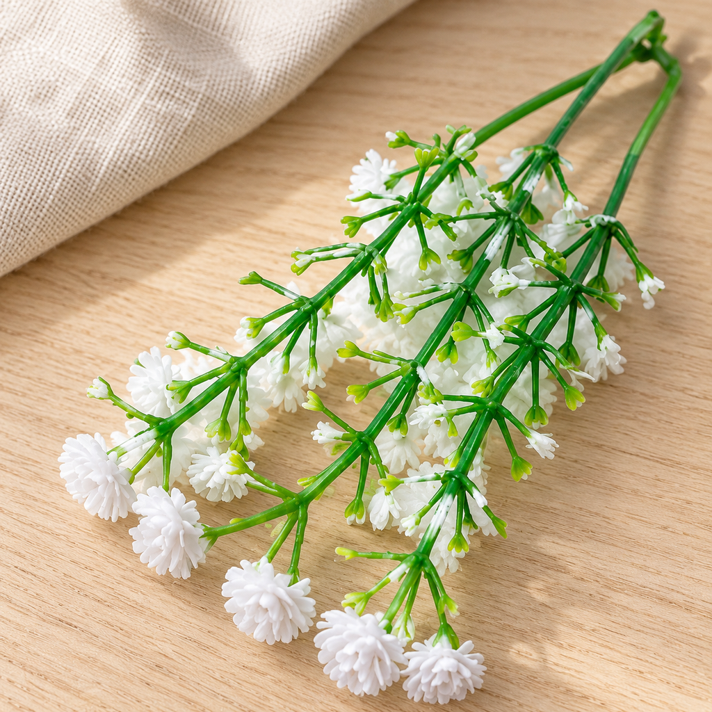 Ramillete de Flores Artificiales Silvestres Blancas · Paquete de 20 piezas en ambiente de hogar — Vendalia. La fotografía muestra un acercamiento de algunas piezas; la presentación de venta es el paquete de 20 piezas.