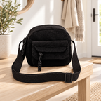 Bolsa tipo bandolera de pana negra en ambiente Vendalia