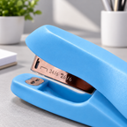 Detalle del mecanismo metálico de la engrapadora azul — Vendalia