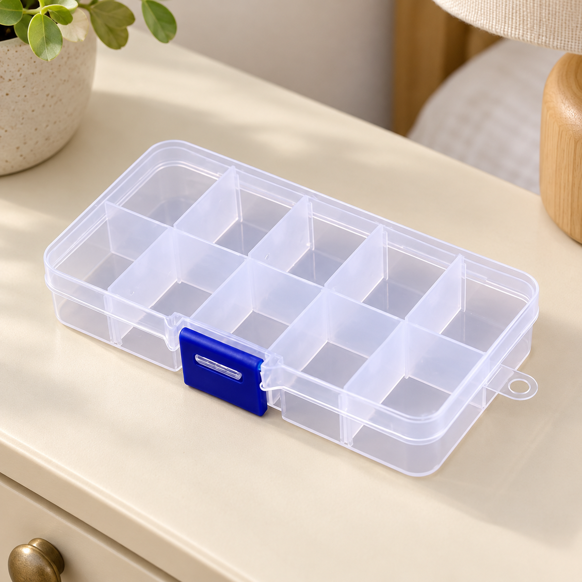 Pastillero Semanal Compacto con Divisiones en ambiente de hogar — Vendalia