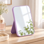 Espejo de maquillaje portátil de mesa lila en ambiente de hogar — Vendalia