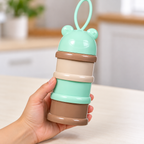 Contenedor verde, café y beige sostenido por una mano