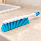 Cepillo multiusos de cuerpo blanco; venta por pieza en color al azar · detalle del producto