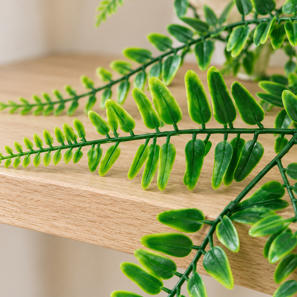 Planta artificial Tipo Helecho · Paquete de 4 piezas en ambiente de hogar — Vendalia. La fotografía muestra un acercamiento al follaje; la presentación de venta es un paquete de 4 plantas artificiales tipo helecho de 75 cm.