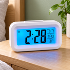 Reloj despertador digital con pantalla LED blanco en ambiente de hogar — Vendalia
