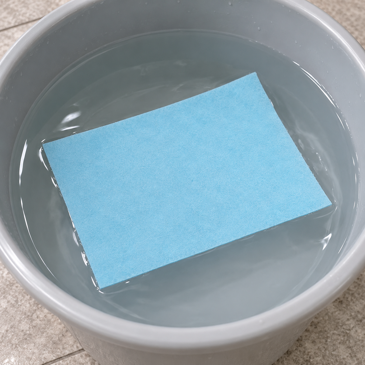 Hoja limpiadora azul de muestra sobre agua para limpieza de piso · Vendalia