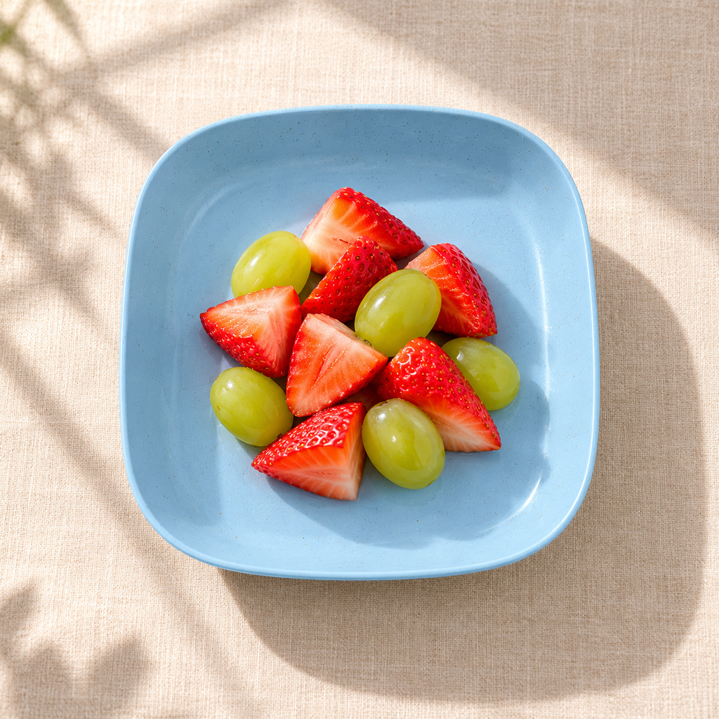 Vista superior del mini plato azul; fruta ilustrativa no incluida