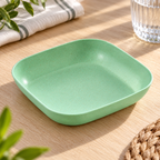 Mini Plato Cuadrado Hondo de Plástico verde · Paquete de 10 piezas en ambiente de hogar — Vendalia. La fotografía muestra el detalle de una pieza; esta publicación corresponde al paquete de 10 piezas.