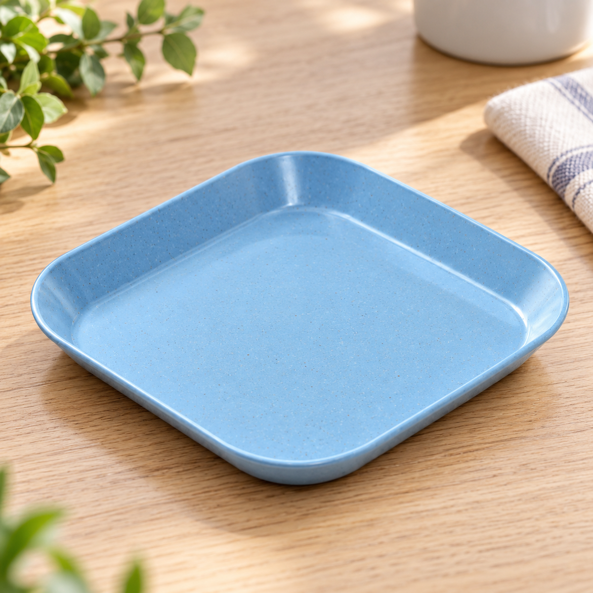 Mini plato cuadrado de plástico azul en ambiente de hogar — Vendalia